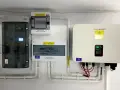 Instalacja fotowoltaiczna z falownikiem Sunways i rozdzielnicami, gotowa do magazynowania energii.