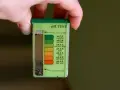 Test pH gleby do wapnowania trawnika. Kolor wskazuje na lekko kwaśne podłoże.