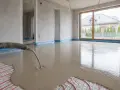 Wylewanie płynnego **anhydrytu** na ogrzewanie podłogowe w nowym domu.