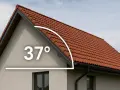 Dachówka ceramiczna na domu z widocznym kątem nachylenia dachu 37°.
