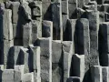 Słupy bazaltowe tworzą naturalną, geometryczną ścianę skalną.