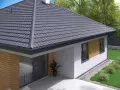 Nowoczesny dom z szarym, ceramicznym dachem czterospadowym. Elewacja częściowo drewniana, częściowo biała.