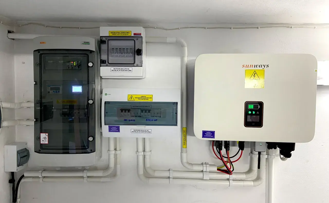 Instalacja fotowoltaiczna z falownikiem Sunways i rozdzielnicami, gotowa do magazynowania energii.