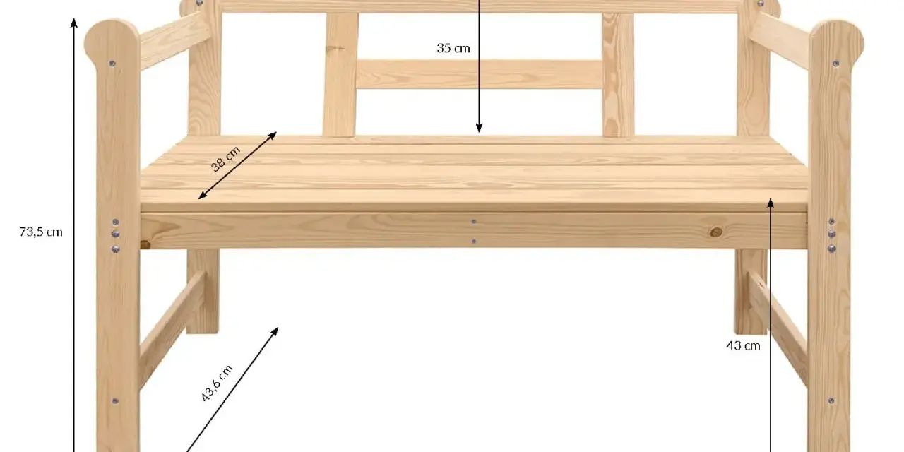 Drewniana ławka ogrodowa: wysokość 73,5 cm, szerokość 118 cm, głębokość siedziska 38 cm. Wymiary ławki ogrodowej są kluczowe.