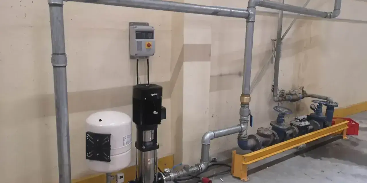 System pomp i zbiornik hydroforowy tworzą przyłącze wody. Metalowe rury prowadzą do zaworów i kolejnych pomp.