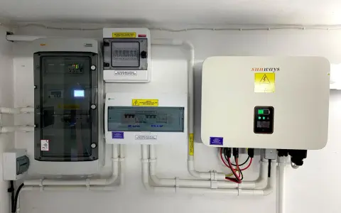 Instalacja fotowoltaiczna z falownikiem Sunways i rozdzielnicami, gotowa do magazynowania energii.