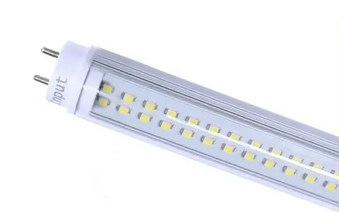 Nowoczesna jarzeniówka LED z aluminiową obudową i widocznymi diodami.