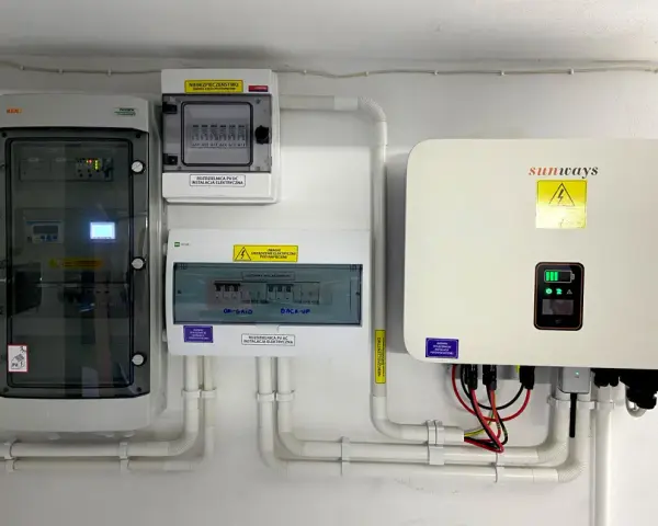 Instalacja fotowoltaiczna z falownikiem Sunways i rozdzielnicami, gotowa do magazynowania energii.