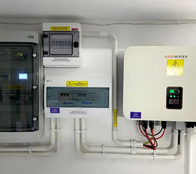 Instalacja fotowoltaiczna z falownikiem Sunways i rozdzielnicami, gotowa do magazynowania energii.