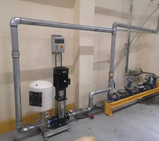 System pomp i zbiornik hydroforowy tworzą przyłącze wody. Metalowe rury prowadzą do zaworów i kolejnych pomp.