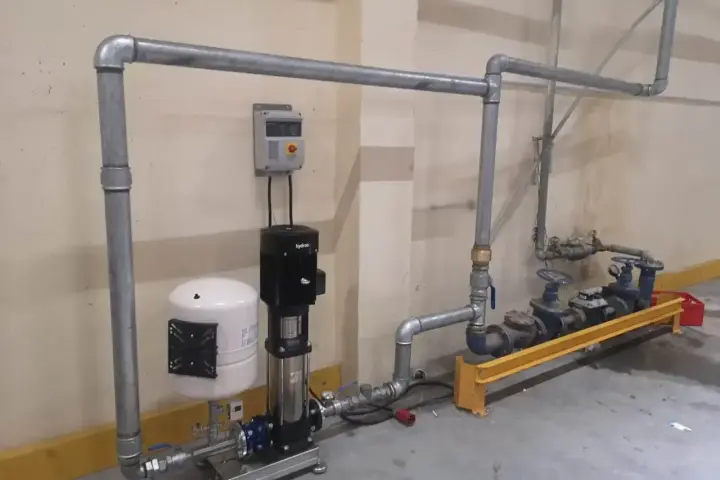 System pomp i zbiornik hydroforowy tworzą przyłącze wody. Metalowe rury prowadzą do zaworów i kolejnych pomp.