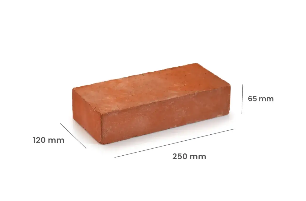 Czerwona cegła z widocznymi wymiarami: 250 mm długości, 120 mm szerokości i 65 mm wysokości.