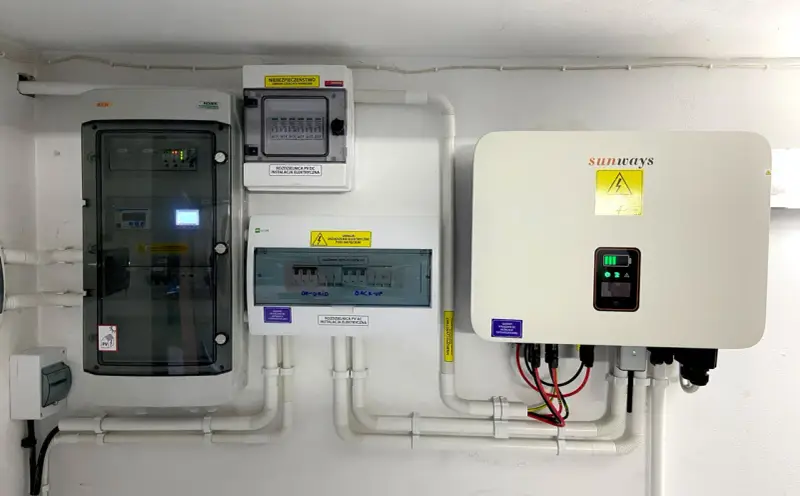 Instalacja fotowoltaiczna z falownikiem Sunways i rozdzielnicami, gotowa do magazynowania energii.